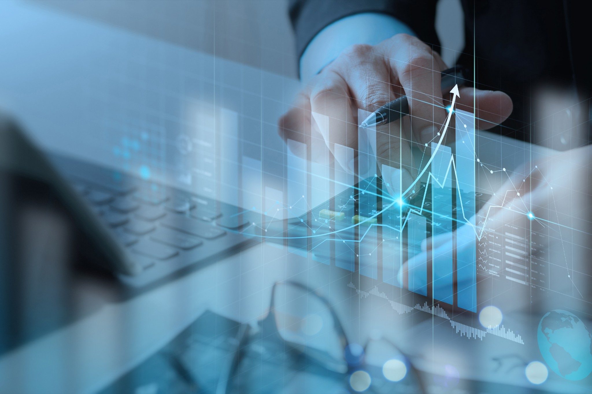 Geschäftsmann, der mit modernem Computerrechner/virtuellem Dashboard arbeitet, um die Finanzen und das Wirtschaftswachstumsdiagramm zu analysieren