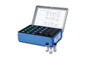 Los patrones de calibración para ACQUITY Advanced Polymer Chromatography (cromatografía de polímeros avanzada, APC) están disponibles en poliestireno y polimetilmetacrilato configurados en kits de calibración de peso molecular bajo, medio y alto. 