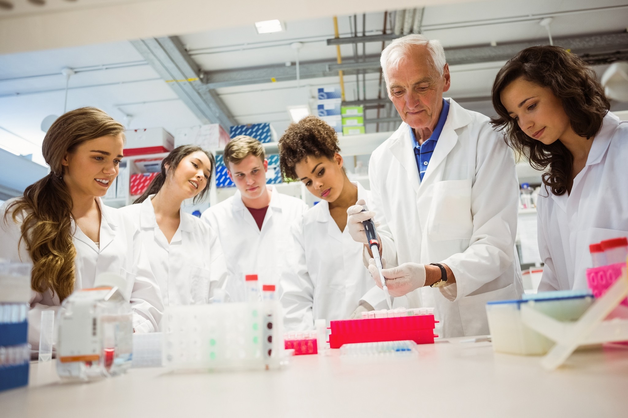 Alunos observando o professor no laboratório